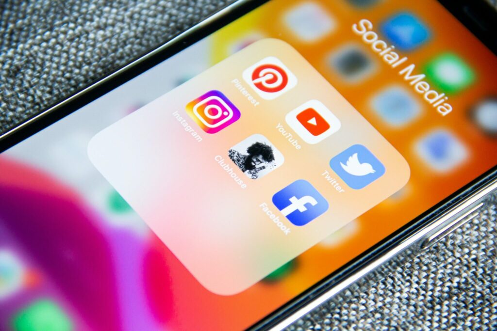 Infographic illustrating ways to utilize social media